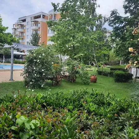 In Sunny Beach, Complex Sun Village, 80 Qm, 2 Bedrooms & Living Near To The Beach, Swimming Pool, Garden Апарт-отель Солнечный берег